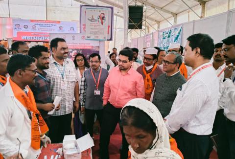 Additional Project Director of Maharashtra State AIDS Control Society Dr. Vijay Kandewad visited the ICTC stall set up on the occasion of Ashadhi Wari.